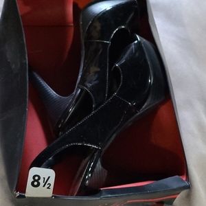 Sofia Vergara Black Siletto Patent Pumps